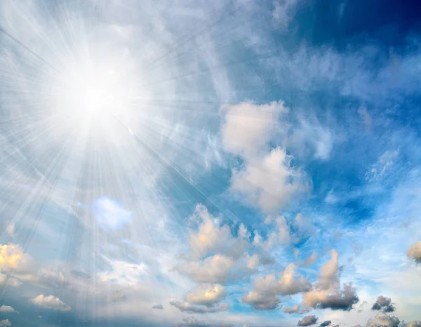 Bellissimo Cielo Soleggiato Blu Estivo Con Nuvole — Foto Stock