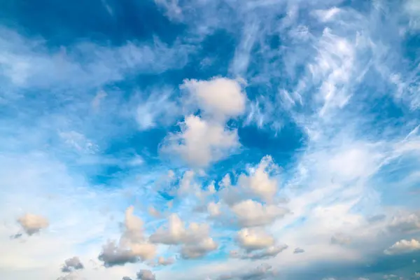 Красивое Солнечное Голубое Летнее Небо Облаками — стоковое фото