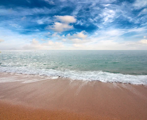 Písčitá Pláž Středozemním Moři Pod Slunečným Nebem — Stock fotografie