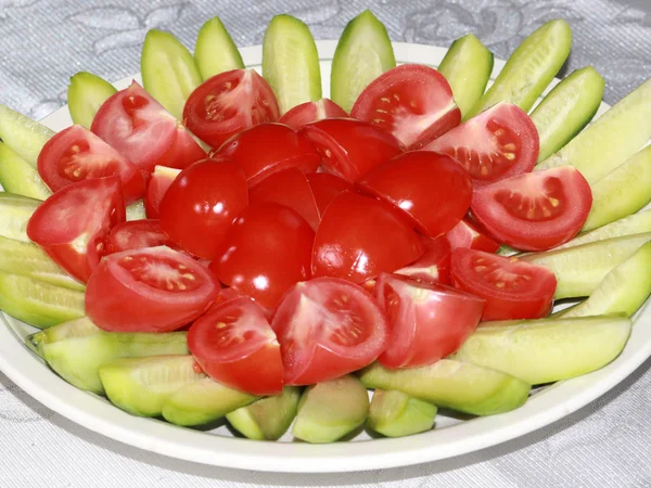 Tranches Tomates Fraîches Mûres Concombres Dans Une Assiette — Photo