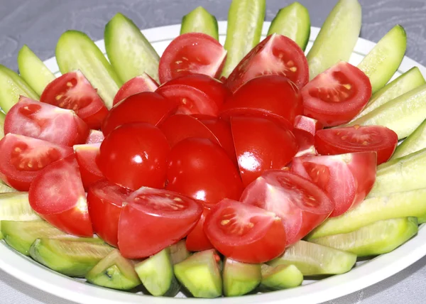 Slices Ripe Fresh Tomatoes Cucumbers Plate — Stock Photo, Image