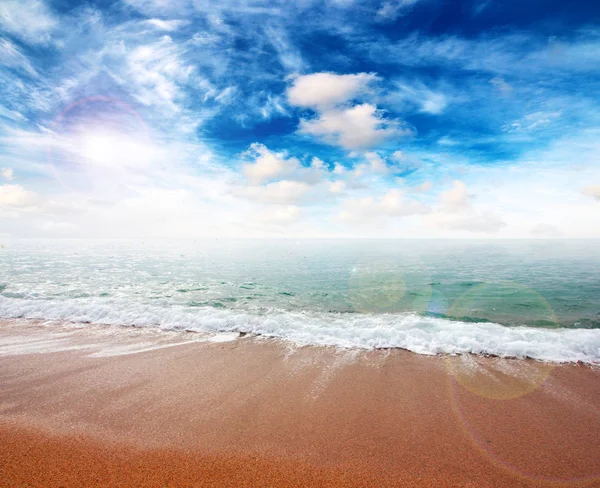 Spiaggia Sabbiosa Del Mar Mediterraneo Sotto Cielo Soleggiato — Foto Stock