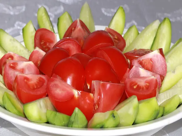 Scheiben Reifer Frischer Tomaten Und Gurken Auf Einem Teller — Stockfoto