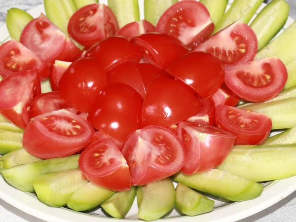 Plasterki Dojrzałych Świeżych Pomidorów Ogórków Talerzu — Zdjęcie stockowe