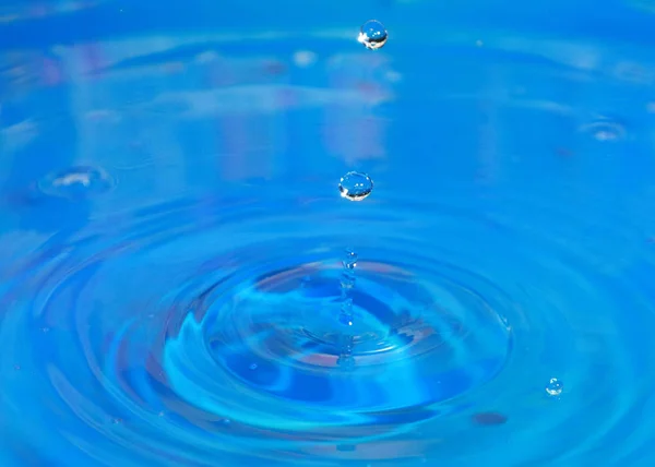 一滴纯净水落在清澈的液体表面 — 图库照片