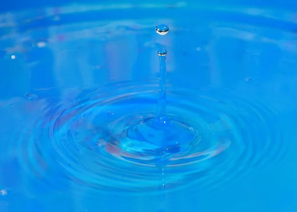 Una Gota Agua Pura Cae Sobre Superficie Líquido Transparente — Foto de Stock