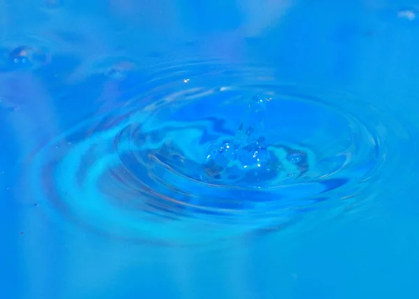 Uma Gota Água Pura Cai Sobre Superfície Líquido Claro — Fotografia de Stock