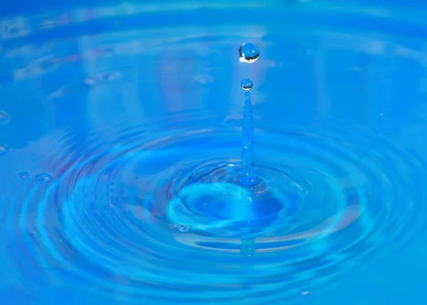 Una Gota Agua Pura Cae Sobre Superficie Líquido Transparente — Foto de Stock