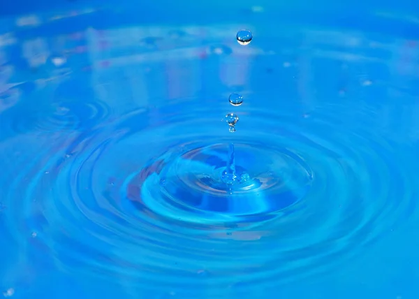 Una Goccia Acqua Pura Cade Sulla Superficie Liquido Trasparente — Foto Stock
