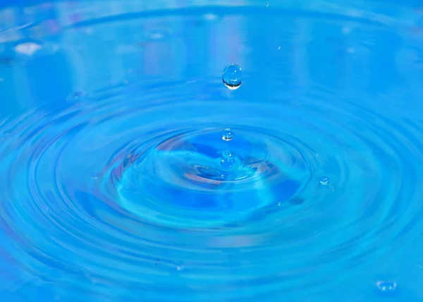 一滴纯净水落在清澈的液体表面 — 图库照片