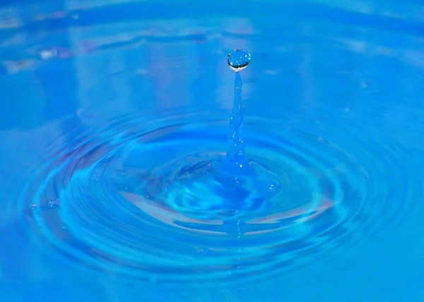 Ein Tropfen Reines Wasser Fällt Auf Die Oberfläche Einer Klaren — Stockfoto