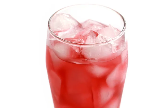 グラスの中のジュースドリンクの表面に透明な氷の断片 — ストック写真