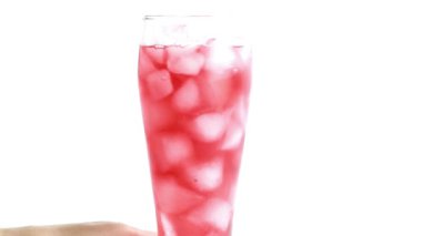 buz ile bir bardak soğutulmuş meyve içeceği