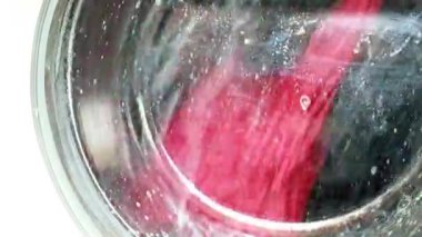 çamaşır makinesinin dönen tambur içinde giysi