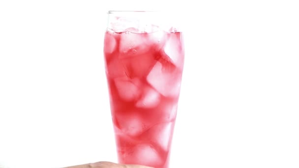 Gekühltes Fruchtgetränk Glas Mit Eis — Stockvideo