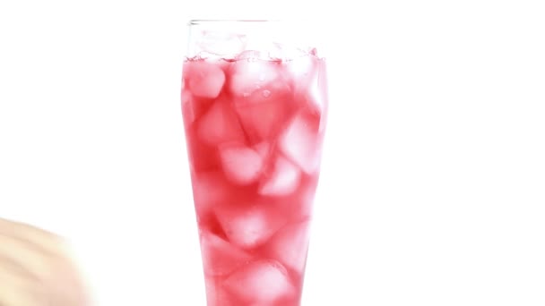 氷と一緒にグラスに冷やしたフルーツドリンク — ストック動画