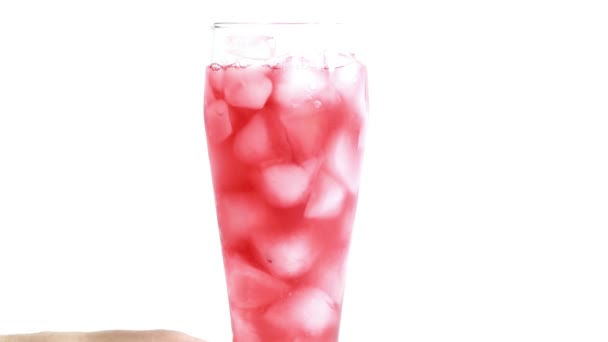 Gekühltes Fruchtgetränk Glas Mit Eis — Stockvideo