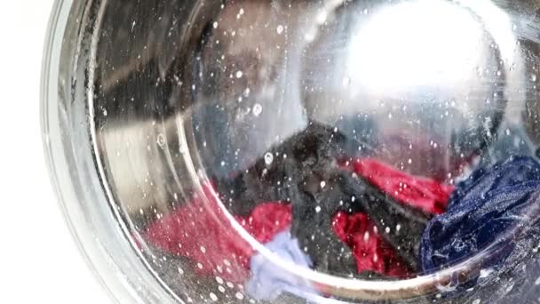 Çamaşır Makinesinin Dönen Tambur Içinde Giysi — Stok video