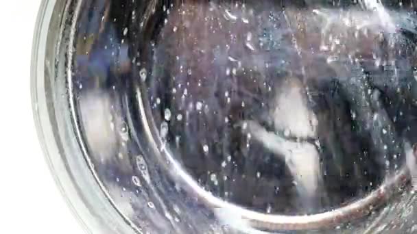洗衣机旋转滚筒中的衣服 — 图库视频影像