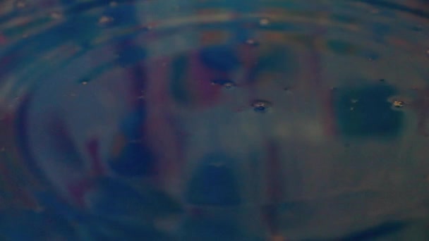 Egy Csepp Tiszta Víz Esik Folyadék Felszínén — Stock videók