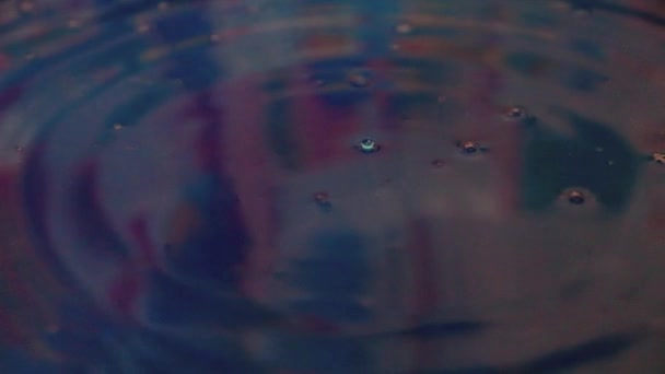 Een Druppel Zuiver Water Valt Het Oppervlak Van Vloeistof — Stockvideo