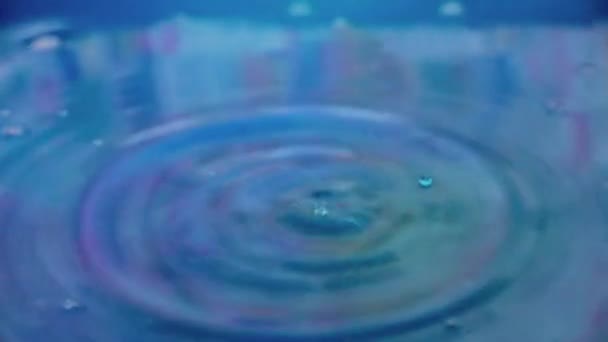 Ein Tropfen Reines Wasser Fällt Auf Die Oberfläche Der Flüssigkeit — Stockvideo