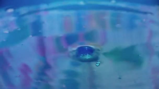 Una Goccia Acqua Pura Cade Sulla Superficie Del Liquido — Video Stock
