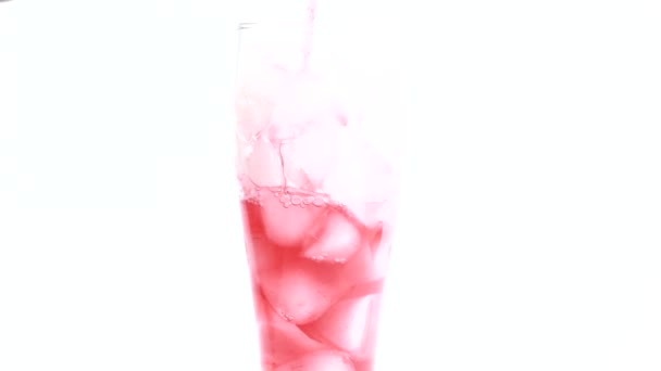 Fruchtsaft Wird Ein Glas Eis Gegossen — Stockvideo