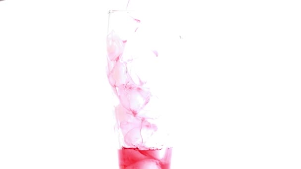 Fruchtsaft Wird Ein Glas Eis Gegossen — Stockvideo