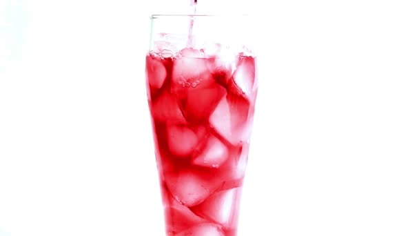 果汁倒入一杯冰中 — 图库视频影像