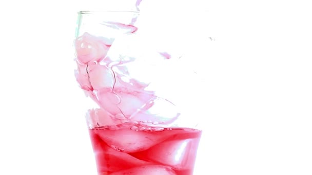 Succo Frutta Viene Versato Bicchiere Ghiaccio — Video Stock