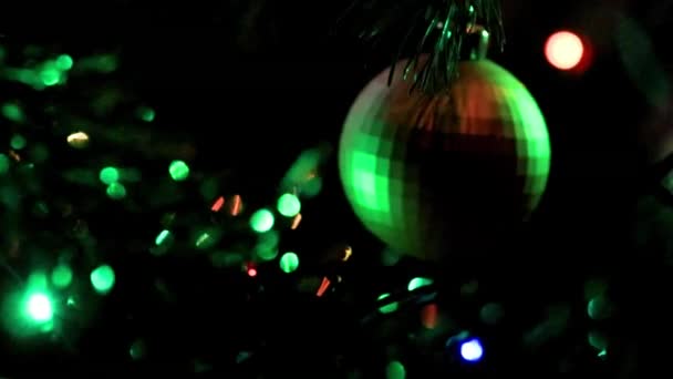 Iluminação Festiva Brinquedos Vidro Nos Ramos Árvore Natal — Vídeo de Stock