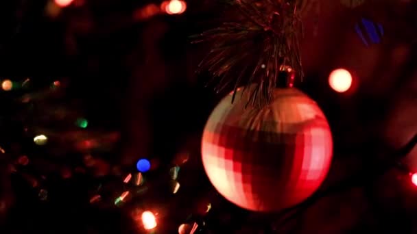 Festlig Belysning Och Glas Leksaker Grenarna Julgran — Stockvideo