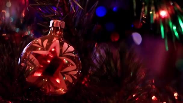 Illuminazione Festiva Giocattoli Vetro Sui Rami Dell Albero Natale — Video Stock