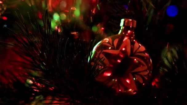 Świąteczne Oświetlenie Szklane Zabawki Gałęziach Choinki — Wideo stockowe