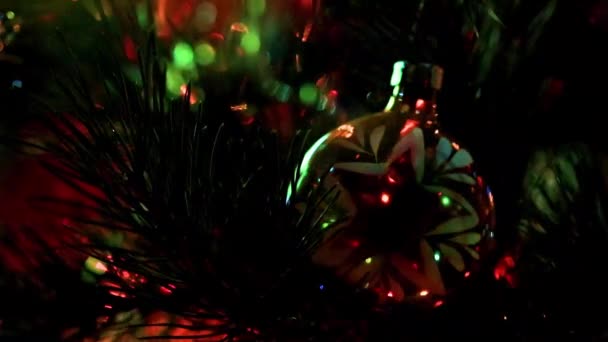 Feestelijke Verlichting Glas Speelgoed Takken Van Kerstboom — Stockvideo