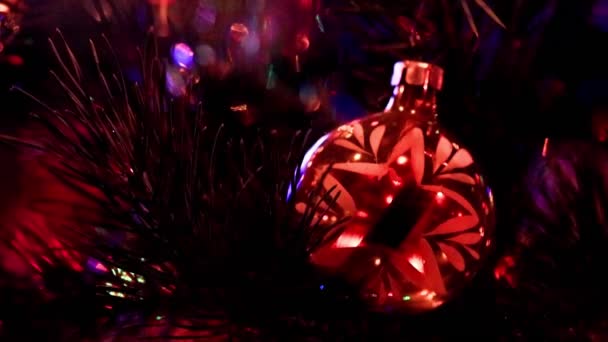 圣诞树树枝上的节日照明和玻璃玩具 — 图库视频影像