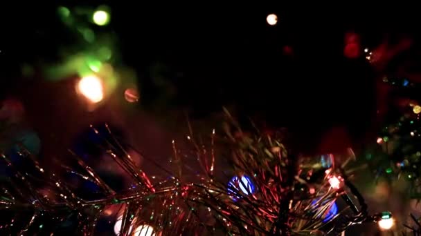 Noel Ağacının Dallarında Şenlikli Aydınlatma Cam Oyuncaklar — Stok video
