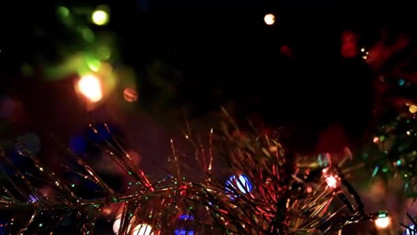圣诞树树枝上的节日照明和玻璃玩具 — 图库视频影像