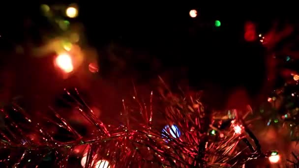 Illumination Festive Jouets Verre Sur Les Branches Arbre Noël — Video