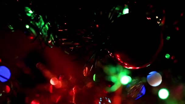 Εορταστικός Φωτισμός Και Γυάλινα Παιχνίδια Στα Κλαδιά Του Χριστουγεννιάτικου Δέντρου — Αρχείο Βίντεο