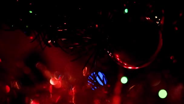 Εορταστικός Φωτισμός Και Γυάλινα Παιχνίδια Στα Κλαδιά Του Χριστουγεννιάτικου Δέντρου — Αρχείο Βίντεο