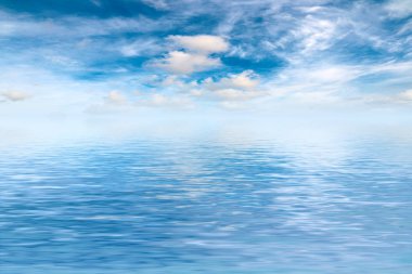 deniz yüzeyinde güneşli gökyüzünün yansıması