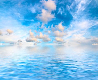 deniz yüzeyinde güneşli gökyüzünün yansıması