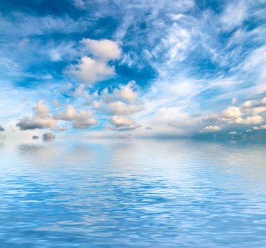 deniz yüzeyinde güneşli gökyüzünün yansıması