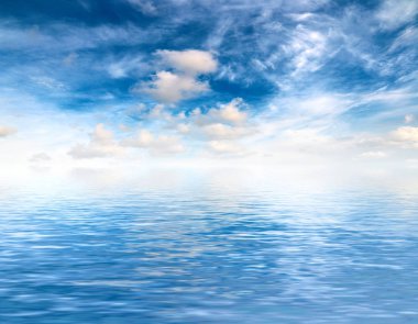 deniz yüzeyinde güneşli gökyüzünün yansıması