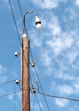 kırsal bir ahşap kutup üzerinde açık aydınlatma lambası