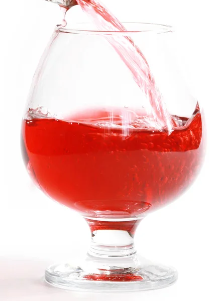 Bir Içme Bardağına Dökülürken Kırmızı Şarap Akışı — Stok fotoğraf
