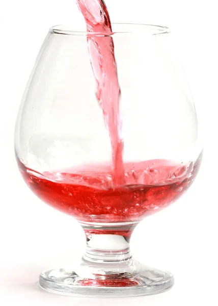 飲み物グラスに注ぐときの赤ワインの流れ — ストック写真