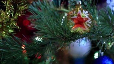 Noel ağacı aydınlatma ve cam oyuncaklar